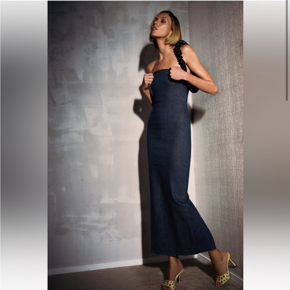 BRSND NEW ZARA BLOGGERS FAV DENIM BODYCON MIDI DRESS. SOLD OUT ❌❌